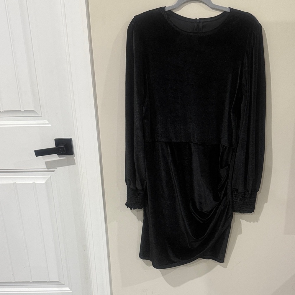 Black Long-Sleeve Velvet Shift Dress